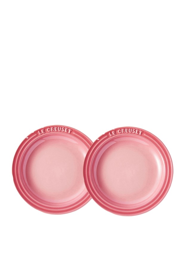 **[르크루제] 원형 접시 23cm 2P 세트 (색상선택)**는 부드러운 곡선이 돋보이는 원형 디자인의 도자기 접시 2개로 구성된 세트입니다. -20°C부터 260°C까지 사용 가능하여 냉동 보관 및 오븐 요리에도 적합하며, 전자레인지와 인덕션에서도 사용할 수 있습니다. 수공예 제작 특성상 기포, 돌기, 백점, 붉은 점 등 개별 차이가 있을 수 있으며, 제품별 두께 및 색상 차이가 있을 수 있습니다. 직화 사용은 권장하지 않으며, 급격한 온도 변화에 주의하여 사용하십시오. 핑크 색상으로 은은한 분위기를 연출합니다.
