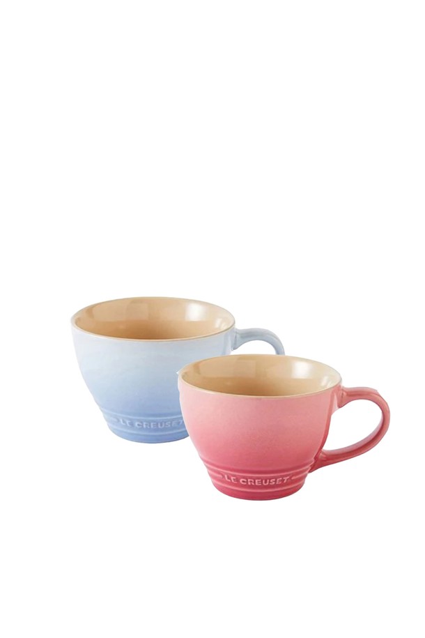 **[르크루제] 자이언트카푸치노컵 2P 세트**는 도자기 소재로 제작되었으며, 일상생활에서 사용하기 좋은 머그컵/컵입니다. 블루와 핑크 두 가지 색상 중 선택 가능하며, 2개 세트로 구성되어 있습니다. 전자레인지 및 인덕션 사용이 가능하지만, 직접 가열은 권장하지 않습니다. 수공예 제품으로, -20°C에서 260°C까지의 온도 범위에서 사용할 수 있으며, 급격한 온도 변화에 주의해야 합니다. 제품 특성상 기포, 돌기, 편홀, 혹점, 백점, 붉은점, 놀림 자국, 두께 및 색상 차이가 있을 수 있습니다.