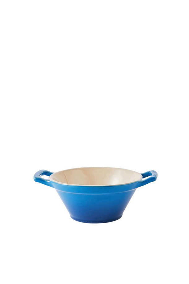 **[르크루제] 카술레서빙볼**은 은은한 블루 색상의 도자기 소재 서빙볼입니다. 전자레인지와 인덕션 사용이 가능하여 실용적이며, -20°C에서 260°C까지 폭넓은 온도에서 사용할 수 있습니다. 수제작 특유의 자연스러운 기포, 돌기, 편홀, 혹점, 백점, 붉은점, 제작 자국 등이 르크루제만의 독특한 매력을 더합니다. 직화 사용은 피해주시고, 급격한 온도 변화에 유의하여 사용하세요.
