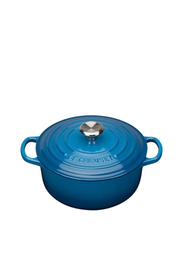 **르크루제 시그니처 원형냄비 16cm (색상: 블루)**

르크루제(Le Creuset) 시그니처 원형냄비는 주물과 에나멜 코팅의 만남으로 탄생한 조리 도구입니다. 열전도율이 뛰어나고 인덕션, 전기레인지, 직화 등 다양한 열원에서 사용 가능합니다. 수작업으로 제작된 냄비는 16cm 크기로, 블루 색상이 주방에 산뜻함을 더합니다. 꼼꼼한 장인의 검수와 연마 과정을 거쳐 완성되며, 에나멜 코팅으로 내구성을 높였습니다. 사용 시에는 실리콘, 나무, 플라스틱 도구를 사용하고, 급격한 온도 변화와 빈 상태에서의 예열은 피해야 합니다. 부드러운 스펀지로 세척하여 오랫동안 사용할 수 있습니다.
