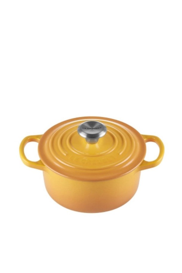 [르크루제] 시그니처 원형 냄비 16cm_넥타르는 주철 소재에 에나멜 코팅 처리된 조리용 냄비입니다. 넥타르 컬러로 주방에 화사함을 더하며, 수제작 방식으로 섬세하게 제작되었습니다. 열전도율이 뛰어나고, 인덕션, 전기레인지, 직화 등 다양한 열원에서 사용 가능합니다. 위생적인 조리면으로 음식을 더욱 안전하게 조리할 수 있으며, 중약불 사용과 실리콘, 나무, 플라스틱 조리 도구 사용을 권장합니다. 르크루제만의 시그니처 컬러 코팅과 최종 품질 검사를 거쳐 완성됩니다.
