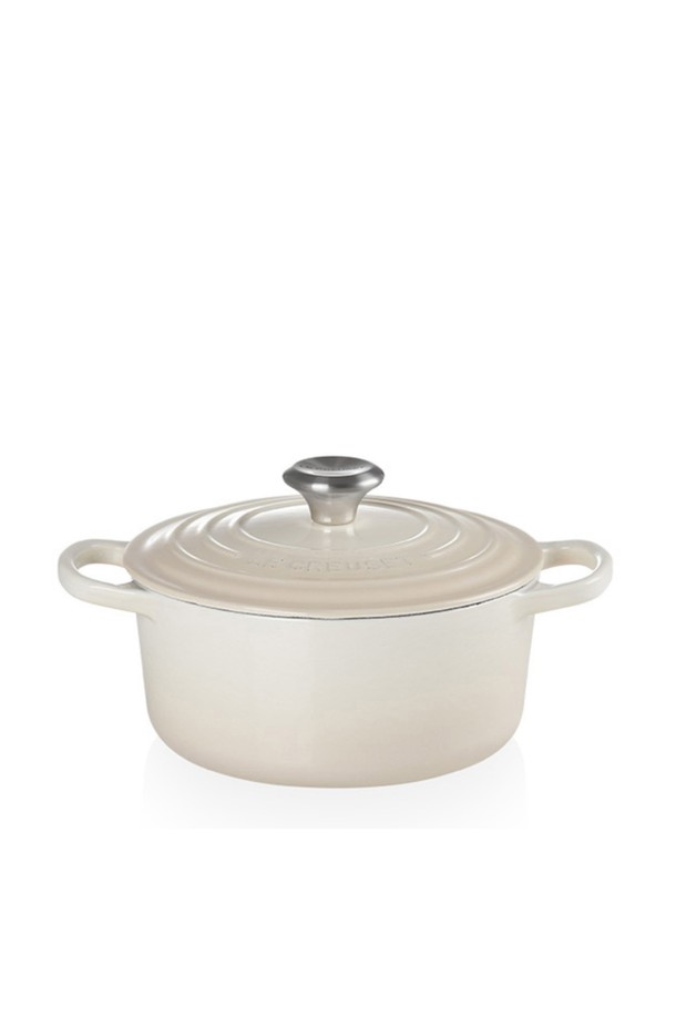 [르크루제] 시그니처 원형 냄비 18cm_머랭은 주철 소재에 에나멜 코팅하여 제작된 주방용품입니다. 머랭 색상의 원형 디자인으로, 열전도성이 뛰어나고 인덕션 및 직화 사용이 가능합니다. 수작업으로 제작되어 섬세함을 더했으며, 18cm의 아담한 사이즈로 다양한 요리에 활용할 수 있습니다. 사용 시에는 급격한 온도 변화를 피하고, 실리콘, 나무, 플라스틱 조리 도구를 사용하는 것이 좋습니다. 세척 시에는 부드러운 스펀지를 사용하고, 베이킹소다 세척법을 권장하며, 습기를 완전히 제거한 후 보관하십시오.
