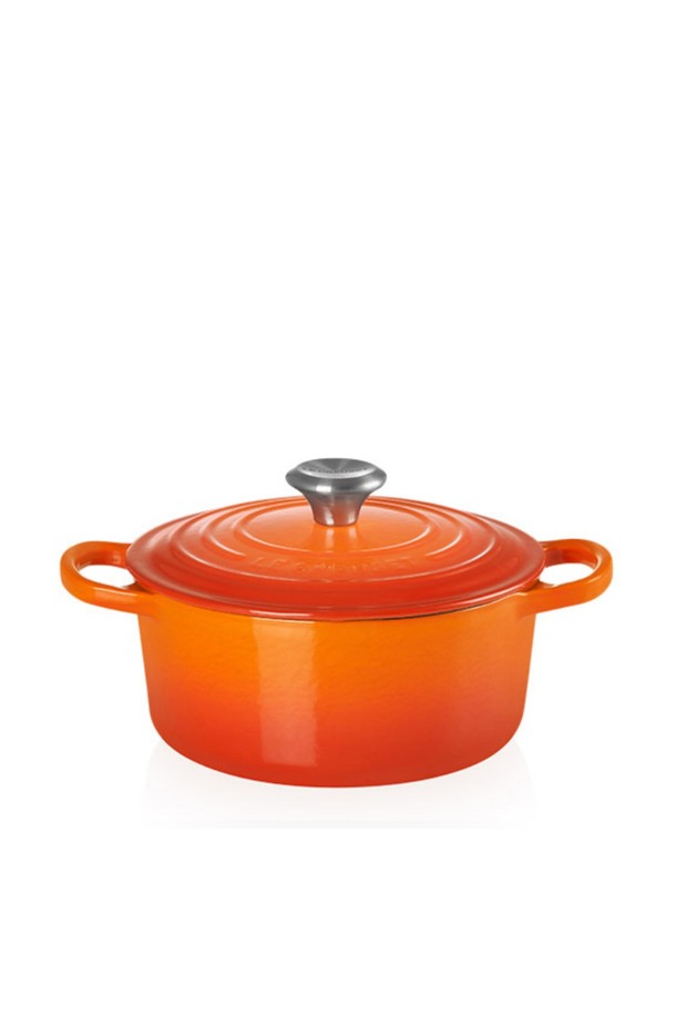 **[르크루제] 시그니처 원형냄비 18cm (오렌지)**는 주철 소재에 에나멜 코팅을 입혀 뛰어난 열전도성과 내구성을 자랑합니다. 르크루제만의 수제작 공법으로 제작되어 오랫동안 변함없이 사용할 수 있으며, 위생적인 사용이 가능합니다. 인덕션, 직화 사용이 가능하며, 중약불에서 조리하는 것을 권장합니다. 부드러운 스펀지로 세척하고, 베이킹소다 세척법을 활용하면 더욱 깨끗하게 관리할 수 있습니다. 급격한 온도 변화와 빈 냄비 예열은 피해주세요.
