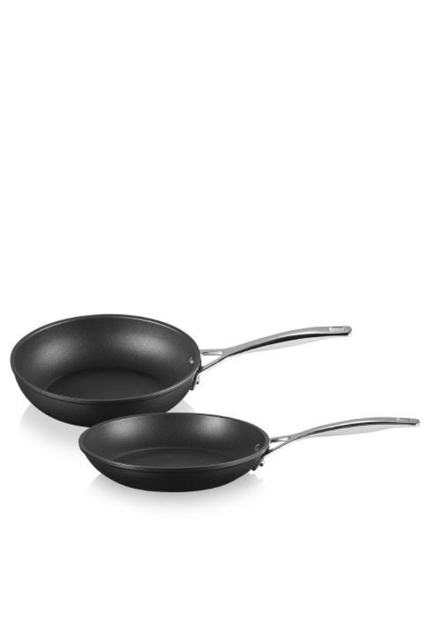 TNS 프라이팬 24cm 세트입니다. 알루미늄 소재의 블랙 색상으로, 조리와 요리에 적합합니다. 논스틱 코팅으로 음식물이 눌어붙는 것을 방지하며, 스테인리스 스틸 손잡이가 견고함을 더합니다. 24cm 크기로 다양한 요리에 활용 가능하며, 인덕션 사용이 가능합니다. 열전도성이 뛰어나고 내구성이 강하여 오랫동안 사용할 수 있습니다.
