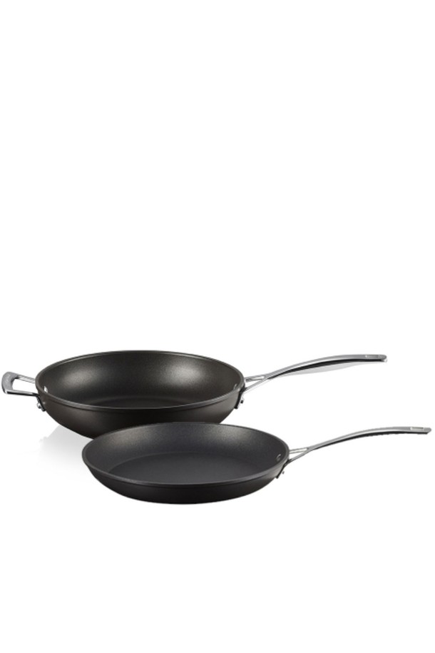 TNS 프라이팬 28cm 세트는 요리에 최적화된 필수 주방 아이템입니다. 알루미늄 소재로 제작되어 열전도율이 뛰어나고, 논스틱 코팅으로 음식물이 눌어붙는 것을 방지하여 편리하게 사용 가능합니다. 블랙 컬러의 일체형 손잡이는 세련된 디자인을 자랑하며, 인덕션에서도 사용 가능하여 활용도가 높습니다. 세트 구성으로 실용성을 더했으며, 조리와 요리에 필요한 모든 것을 갖추었습니다.
