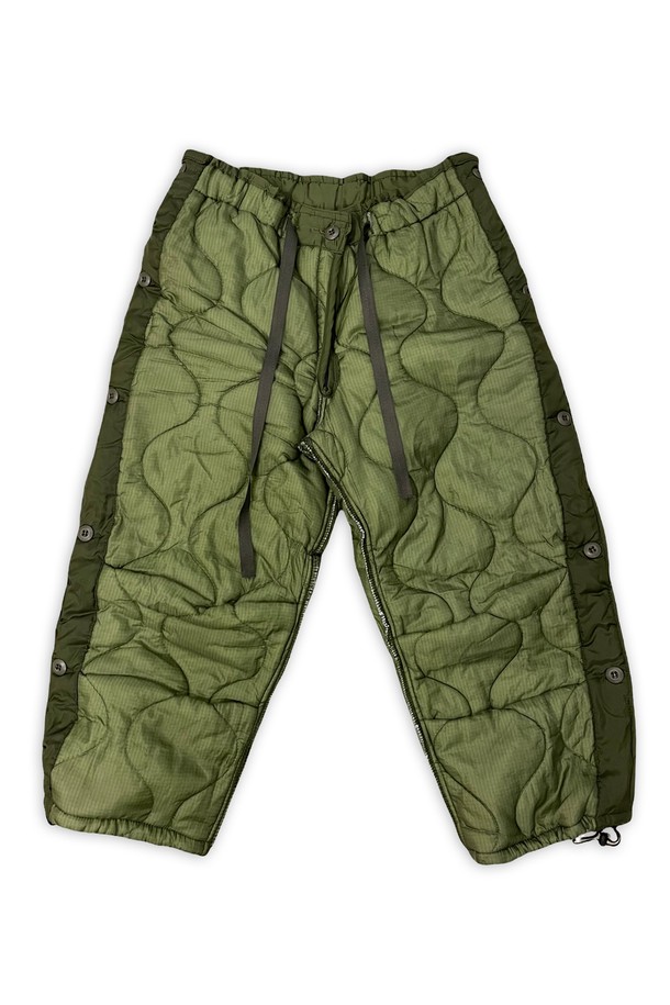 orleans re work 퀼팅 팬츠는 미군 밀리터리 퀼팅 라이너 팬츠를 리워크하여 완성한 남성용 바지입니다. 카키와 올리브 두 가지 색상으로 제공되며, 두꺼운 두께감과 패딩 안감으로 겨울과 가을에 따뜻하게 착용할 수 있습니다. 허리 스트링 조절과 버튼/지퍼 클로징 방식을 적용했으며, 레귤러핏으로 편안한 착용감을 선사합니다.
