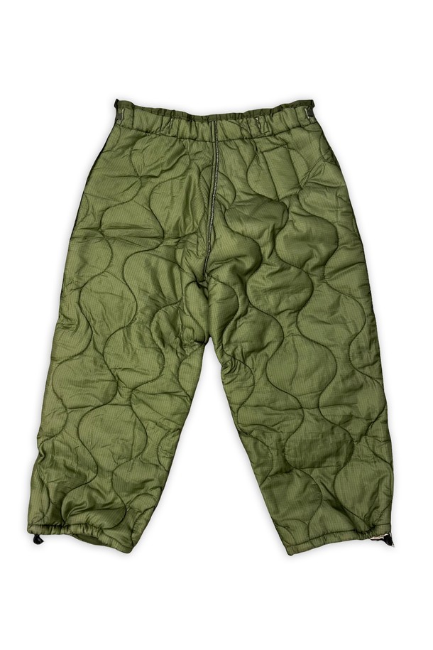 orleans re work 퀼팅 팬츠는 미군 밀리터리 퀼팅 라이너 팬츠를 리워크하여 완성한 남성용 바지입니다. 카키와 올리브 두 가지 색상으로 제공되며, 두꺼운 두께감과 패딩 안감으로 겨울과 가을에 따뜻하게 착용할 수 있습니다. 허리 스트링 조절과 버튼/지퍼 클로징 방식을 적용했으며, 레귤러핏으로 편안한 착용감을 선사합니다.
