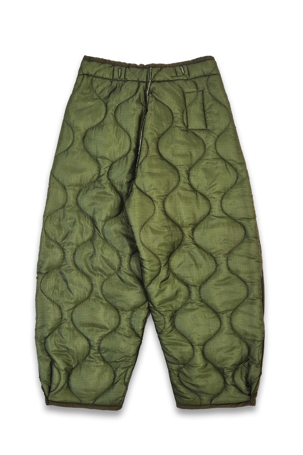 미군의 퀼팅 라이너 팬츠를 리워크하여 제작된 orleans re work 퀼팅 크로스오버 팬츠입니다. 올리브 그린 컬러의 나일론 소재, 오버핏에 두꺼운 두께감으로 가을, 겨울철 밀리터리 스타일을 연출하기 좋습니다. 크로스오버 버튼 디테일과 밴딩, Made in USA로 제작되어 높은 완성도를 자랑합니다.
