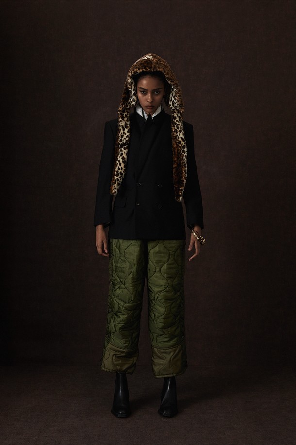 orleans re work 퀼팅 팬츠는 미군 밀리터리 퀼팅 라이너 팬츠를 리워크하여 완성한 남성용 바지입니다. 카키와 올리브 두 가지 색상으로 제공되며, 두꺼운 두께감과 패딩 안감으로 겨울과 가을에 따뜻하게 착용할 수 있습니다. 허리 스트링 조절과 버튼/지퍼 클로징 방식을 적용했으며, 레귤러핏으로 편안한 착용감을 선사합니다.
