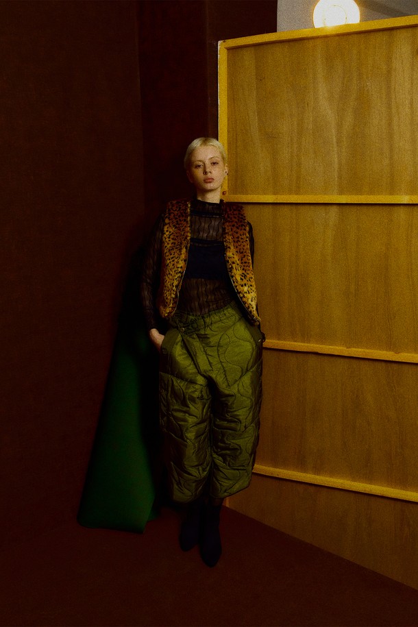 미군의 퀼팅 라이너 팬츠를 리워크하여 제작된 orleans re work 퀼팅 크로스오버 팬츠입니다. 올리브 그린 컬러의 나일론 소재, 오버핏에 두꺼운 두께감으로 가을, 겨울철 밀리터리 스타일을 연출하기 좋습니다. 크로스오버 버튼 디테일과 밴딩, Made in USA로 제작되어 높은 완성도를 자랑합니다.
