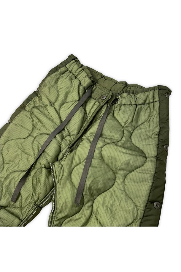 orleans re work 퀼팅 팬츠는 미군 밀리터리 퀼팅 라이너 팬츠를 리워크하여 완성한 남성용 바지입니다. 카키와 올리브 두 가지 색상으로 제공되며, 두꺼운 두께감과 패딩 안감으로 겨울과 가을에 따뜻하게 착용할 수 있습니다. 허리 스트링 조절과 버튼/지퍼 클로징 방식을 적용했으며, 레귤러핏으로 편안한 착용감을 선사합니다.
