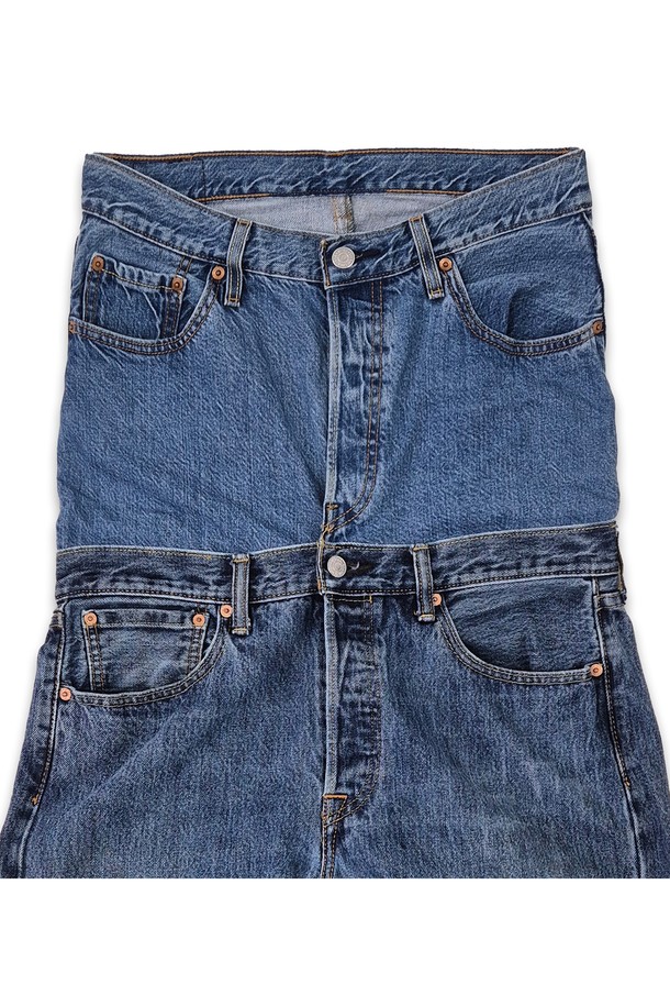 오르leans re work levis double jean은 빈티지 리바이스 501을 올리언스 매장에서 리워크하여 제작된 유니크한 데님 팬츠입니다. 미국에서 제작되었으며, 리버스 진 스타일 연출이 가능하여 개성 있는 스타일을 완성할 수 있습니다. 사계절 모두 착용 가능하며, 스트레이트 핏으로 편안한 착용감을 제공합니다.
