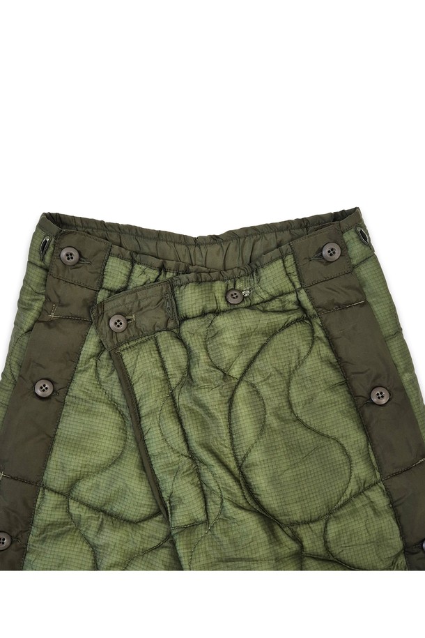 미군의 퀼팅 라이너 팬츠를 리워크하여 제작된 orleans re work 퀼팅 크로스오버 팬츠입니다. 올리브 그린 컬러의 나일론 소재, 오버핏에 두꺼운 두께감으로 가을, 겨울철 밀리터리 스타일을 연출하기 좋습니다. 크로스오버 버튼 디테일과 밴딩, Made in USA로 제작되어 높은 완성도를 자랑합니다.
