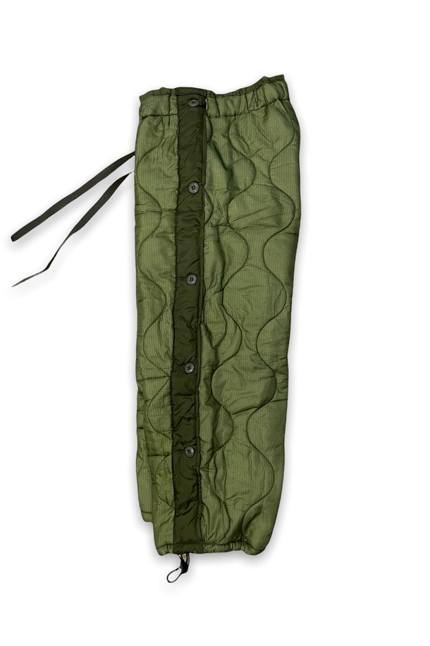 orleans re work 퀼팅 팬츠는 미군 밀리터리 퀼팅 라이너 팬츠를 리워크하여 완성한 남성용 바지입니다. 카키와 올리브 두 가지 색상으로 제공되며, 두꺼운 두께감과 패딩 안감으로 겨울과 가을에 따뜻하게 착용할 수 있습니다. 허리 스트링 조절과 버튼/지퍼 클로징 방식을 적용했으며, 레귤러핏으로 편안한 착용감을 선사합니다.
