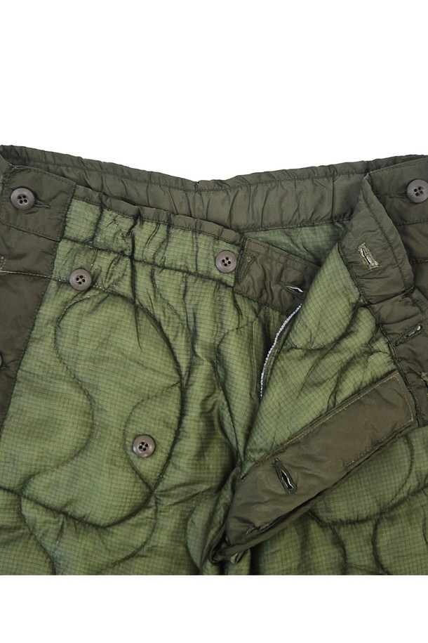 미군의 퀼팅 라이너 팬츠를 리워크하여 제작된 orleans re work 퀼팅 크로스오버 팬츠입니다. 올리브 그린 컬러의 나일론 소재, 오버핏에 두꺼운 두께감으로 가을, 겨울철 밀리터리 스타일을 연출하기 좋습니다. 크로스오버 버튼 디테일과 밴딩, Made in USA로 제작되어 높은 완성도를 자랑합니다.
