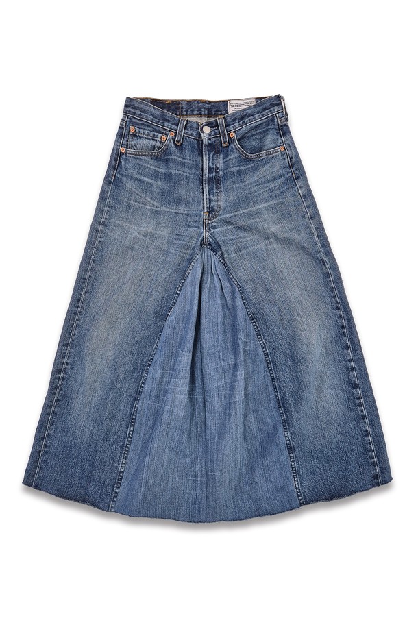 orleans re work woman levis skirt는 여성용 데님 맥시 스커트입니다. 블루 컬러의 데님 소재에 빈티지 워싱, 투톤 디테일이 돋보이며, A라인과 테이퍼드 핏으로 다리 라인을 더욱 돋보이게 해줍니다. 데님과 면 혼방으로 제작되어 봄, 여름, 가을 시즌에 편안하게 착용 가능하며, 패치워크 패턴이 빈티지한 무드를 더합니다.
