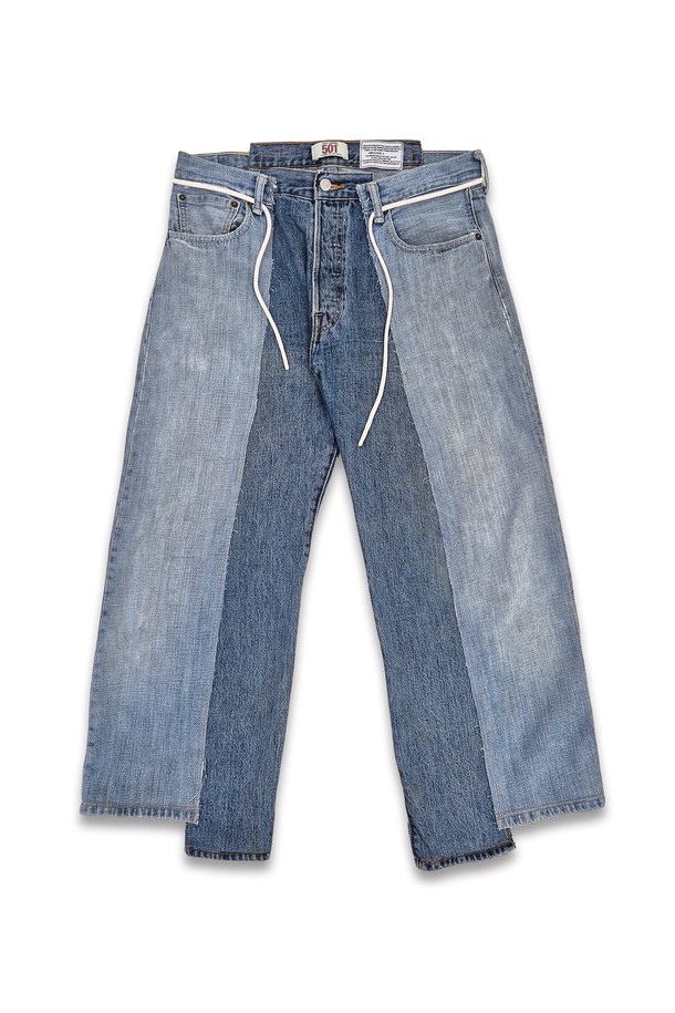'orleans re work levis wide straight pant'는 데님과 면 혼방 소재의 유니섹스 와이드 스트레이트 핏 팬츠입니다. 블루 컬러에 패치워크 패턴과 빈티지 워싱을 더해 캐주얼하면서도 스트릿한 무드를 연출합니다. 리워크 디자인, 슈스트링 벨트, 러프한 헴라인, 비대칭 허리와 밑단 디테일이 특징이며, 사계절 내내 착용 가능한 긴 기장의 루즈핏 데님 팬츠입니다.
