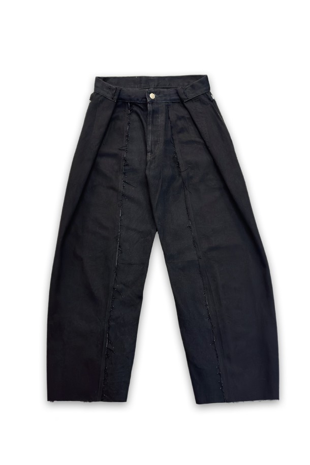 빈티지 리바이스 501을 리메이크하여 제작된 orleans re work Baggy jeans 입니다. 핀턱, 원 플리츠 디테일과 raw edge 컷팅으로 포인트를 더했으며, 루즈핏의 와이드한 배기핏으로 편안하면서도 스타일리시한 연출이 가능합니다. 데님과 면 혼방 소재의 블랙 컬러로 사계절 내내 캐주얼하게 즐겨 입을 수 있습니다.
