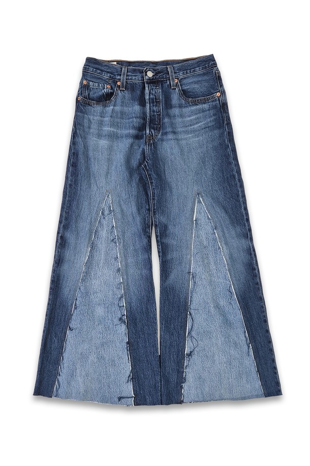 빈티지 리바이스 501을 리메이크하여 제작된 orleans re work levis 부츠컷 데님 팬츠입니다. 부드러운 면(데님) 소재에 다양한 컬러 원단의 패치워크 디테일이 돋보이며, 절개 라인의 러프 컷오프 마감으로 유니크한 포인트를 더했습니다. 봄, 여름, 가을 계절에 캐주얼하고 빈티지한 스타일을 연출하기 좋으며, 루즈핏과 부츠컷/A라인으로 편안하면서도 트렌디한 핏을 선사합니다.
