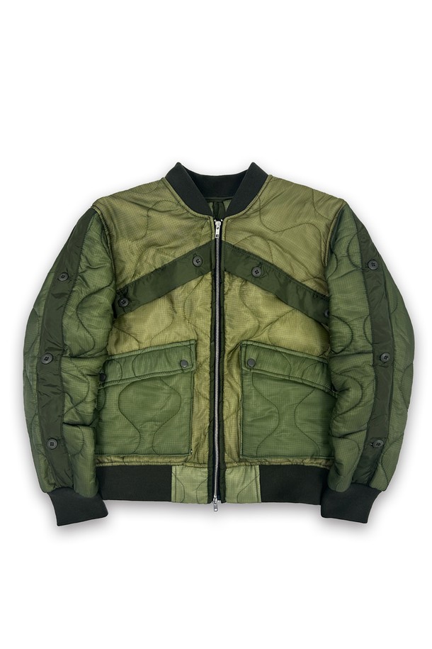 오리엔스 리 워크 퀼티드 패딩 점퍼는 가을, 겨울 시즌에 어울리는 아우터입니다. 카키와 올리브 두 가지 컬러로 출시되었으며, 밀리터리 스타일의 퀄팅 패턴이 특징입니다. 지퍼 여밈 방식과 오버핏, 투웨이 지퍼, 플랩 포켓, 사이드 버튼 디테일이 돋보입니다. 나일론 소재로 제작되어 두꺼운 두께감을 자랑하며, 캐주얼 및 미니멀 스타일 연출에 용이합니다. 긴 소매와 크롭 기장으로 트렌디한 핏을 선사합니다.
