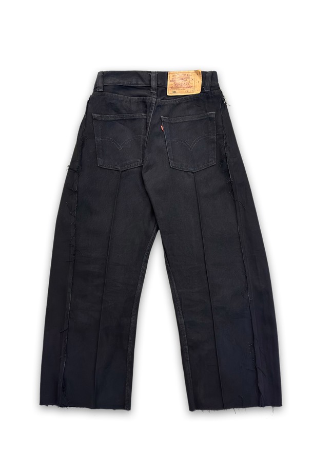 빈티지 리바이스 501을 리메이크하여 제작된 orleans re work Baggy jeans 입니다. 핀턱, 원 플리츠 디테일과 raw edge 컷팅으로 포인트를 더했으며, 루즈핏의 와이드한 배기핏으로 편안하면서도 스타일리시한 연출이 가능합니다. 데님과 면 혼방 소재의 블랙 컬러로 사계절 내내 캐주얼하게 즐겨 입을 수 있습니다.
