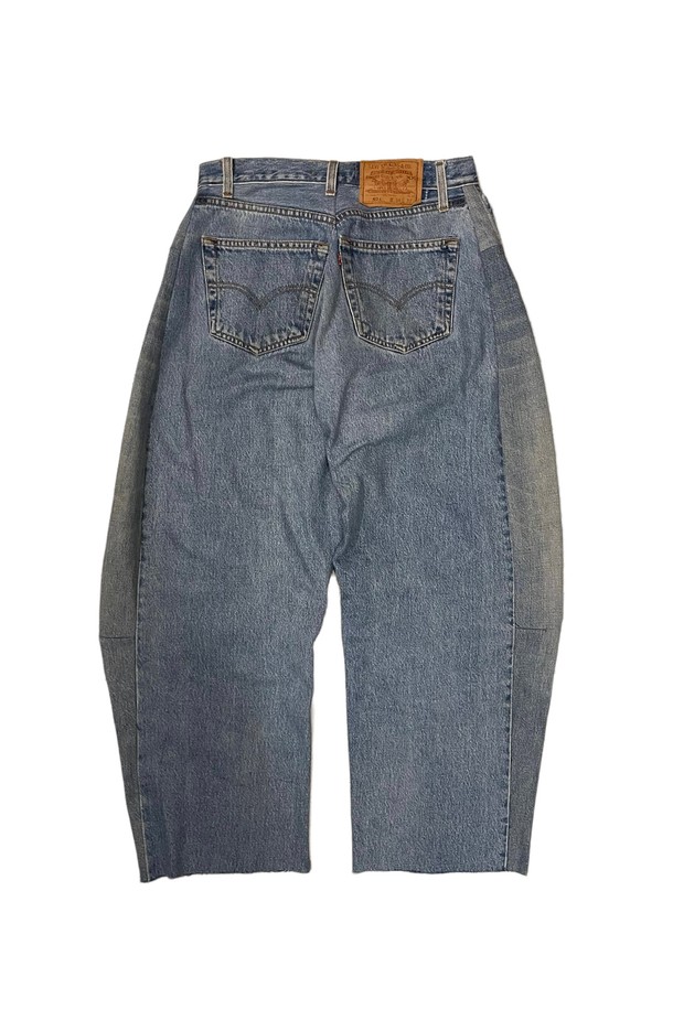 오를레앙 리 워크 리바이스 여성 데님 팬츠는 빈티지 리바이스 501을 리메이크하여 탄생한 슬라우치핏 롱 기장의 블루 데님 팬츠입니다. 양 측면 슬릿 디테일과 로우 엣지 컷으로 포인트를 더했으며, 면과 데님 혼방 소재로 봄, 여름, 가을 데일리룩에 캐주얼하고 빈티지한 무드를 더해줍니다. Made in USA 제품으로, 루즈핏 디자인과 패치워크 무늬가 돋보이는 유니크한 스타일을 연출합니다.
