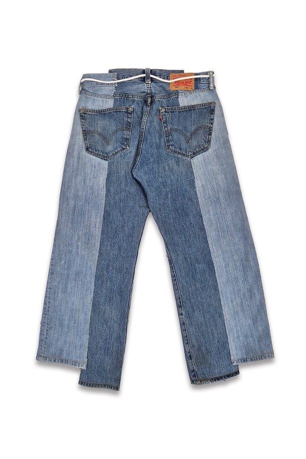 'orleans re work levis wide straight pant'는 데님과 면 혼방 소재의 유니섹스 와이드 스트레이트 핏 팬츠입니다. 블루 컬러에 패치워크 패턴과 빈티지 워싱을 더해 캐주얼하면서도 스트릿한 무드를 연출합니다. 리워크 디자인, 슈스트링 벨트, 러프한 헴라인, 비대칭 허리와 밑단 디테일이 특징이며, 사계절 내내 착용 가능한 긴 기장의 루즈핏 데님 팬츠입니다.
