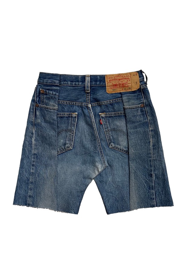 오를레앙 리워크 여성용 리바이스 데님 쇼츠입니다. 유니크한 패치워크 디자인과 로우 엣지컷 마감, 전면과 후면 반전 디자인으로 포인트를 더했습니다. 봄, 여름 시즌 일상에서 캐주얼하게 즐기기 좋으며, 미국에서 제작되었습니다.
