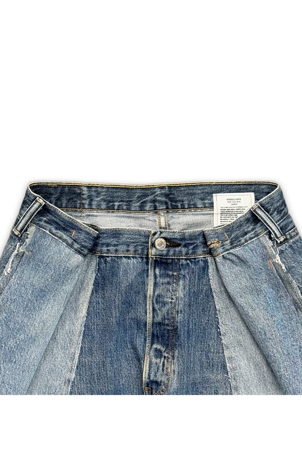 빈티지 무드의 orleans re work Baggy jeans입니다. 리바이스 501 데님을 리메이크하여 제작되었으며, 블루 컬러의 와이드 배기핏 루즈핏으로 편안한 착용감을 선사합니다. 핀턱 디테일, raw edge 컷, 원 플리츠 디테일이 더해져 캐주얼하면서도 개성 있는 스타일을 연출하며, 사계절 내내 데일리룩으로 활용하기 좋습니다.
