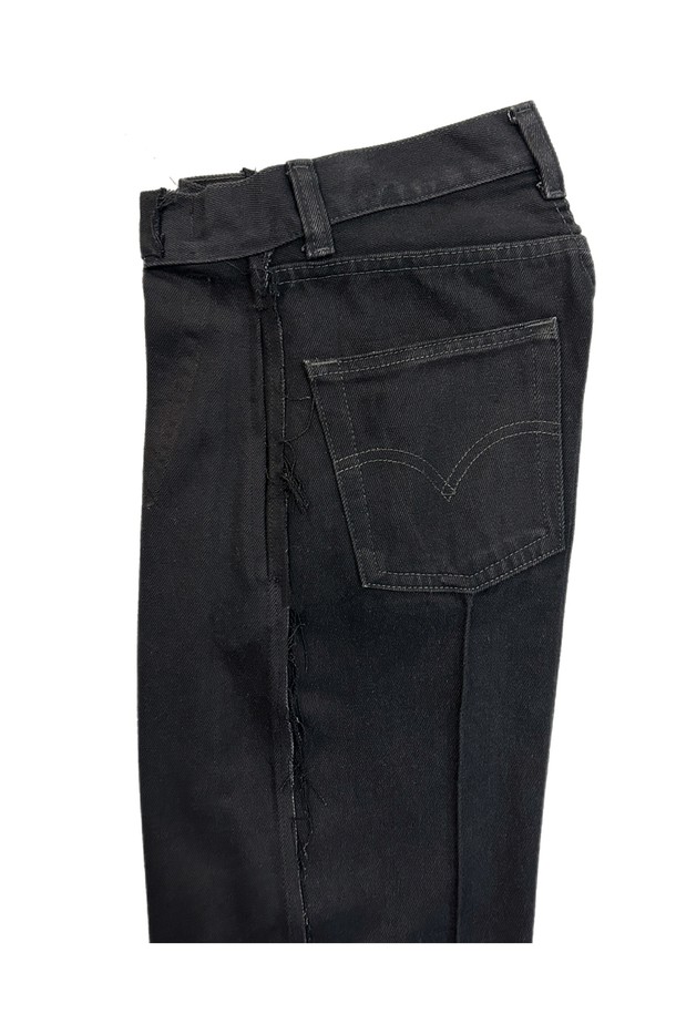 빈티지 리바이스 501을 리메이크하여 제작된 orleans re work Baggy jeans 입니다. 핀턱, 원 플리츠 디테일과 raw edge 컷팅으로 포인트를 더했으며, 루즈핏의 와이드한 배기핏으로 편안하면서도 스타일리시한 연출이 가능합니다. 데님과 면 혼방 소재의 블랙 컬러로 사계절 내내 캐주얼하게 즐겨 입을 수 있습니다.
