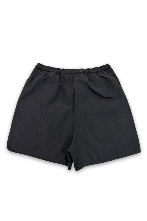 orleans re work ARMY 버뮤다 팬츠는 미군 팬츠를 리워크하여 제작된 남성용 반바지입니다. 통기성이 우수한 서플렉스 소재의 무지 블랙 컬러로 여름철 일상에서 시원하게 착용할 수 있으며, 허리 조임끈과 앞면 투 포켓, 지퍼 디테일로 밀리터리 스타일을 살렸습니다. 얇은 두께감으로 편안한 착용감을 선사하며, 속 팬츠 안감으로 활동성을 더했습니다.
