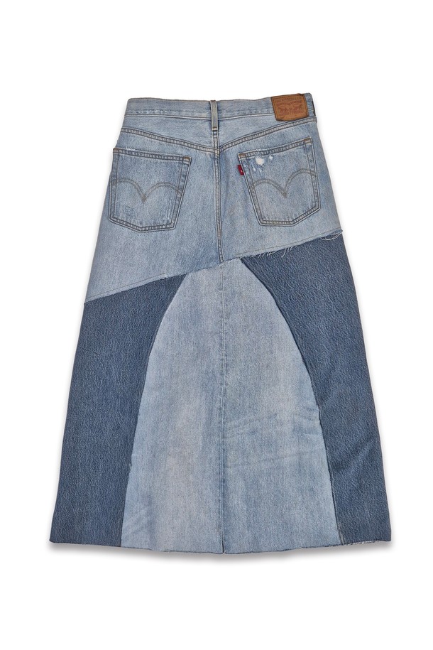 오렌지 RI 워크 리바이스 크로스오버 스커트는 빈티지 데님을 리워크하여 제작된 여성용 맥시 기장 스커트입니다. A라인 또는 테이퍼드 핏의 디자인에 블루 컬러, 패치워크 패턴이 돋보이며, 리벳 버튼 디테일이 특징입니다. 봄, 여름, 가을 계절에 캐주얼하게 착용하기 좋은 아이템입니다.
