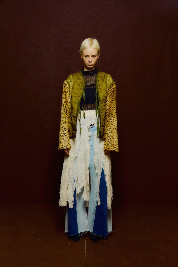 올리언스 리워크 여성 퀼티드 레오파드 재킷은 카키와 레오파드 무늬가 돋보이는 아우터입니다. 가을과 겨울에 어울리는 두꺼운 두께감으로 보온성을 높였으며, 캐주얼 및 스트릿 스타일을 연출하기 좋습니다. 크롭 기장에 버튼과 스트랩으로 여밈 방식을 더하고, 레귤러핏으로 편안하게 착용할 수 있습니다. 나일론 소재와 리워크 디자인, 패치 포켓 디테일이 특징인 라이너 재킷입니다. 긴 소매 기장으로 활동성을 더했습니다.
