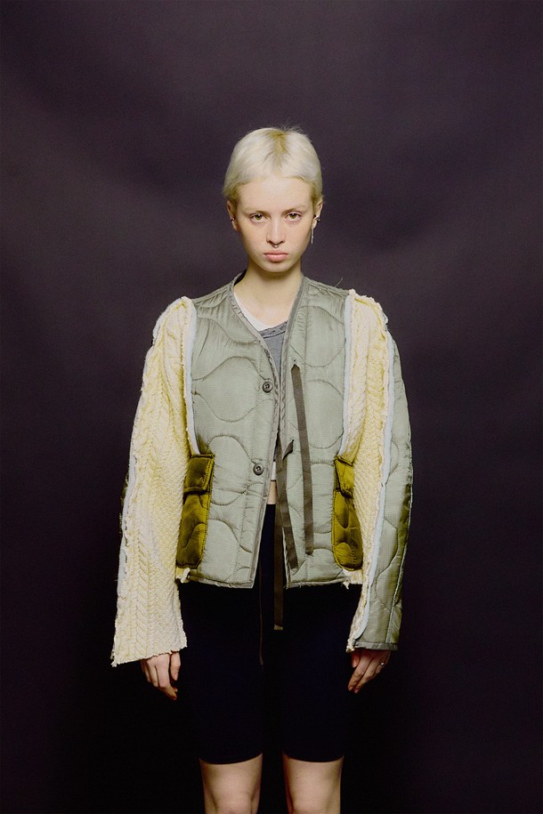 Orleans re work 퀼팅 재킷, 그레이는 남성용 캐주얼 아우터입니다. 가을, 겨울 시즌에 어울리며, 뻣뻣한 촉감과 두꺼운 두께감으로 보온성을 높였습니다. 케이블 패턴의 퀼팅 디테일과 플랩 포켓이 특징이며, 레귤러핏에 크롭 기장으로 스타일리시함을 더했습니다. 스냅 버튼 여밈 방식과 긴 소매 기장으로 편안함과 활동성을 동시에 갖춘 제품입니다. 출근룩, 미니멀, 클래식 스타일을 즐겨 입는 분들께 추천합니다.
