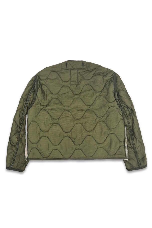 오를레앙 리 워크 퀼티드 재킷, 카키 컬러입니다. 가을과 겨울에 어울리는 두꺼운 두께감의 퀼팅 자켓으로, 캐주얼, 미니멀, 클래식 스타일을 연출하기 좋습니다. 면과 나일론 혼방 소재로 제작되었으며, 레귤러 핏과 긴 소매 기장으로 편안한 착용감을 선사합니다. 플랩 포켓 2개와 스냅 여밈 방식이 특징이며, 퀼팅 디자인으로 포인트를 더했습니다. 일상에서 활용하기 좋은 실용적인 아이템입니다.
