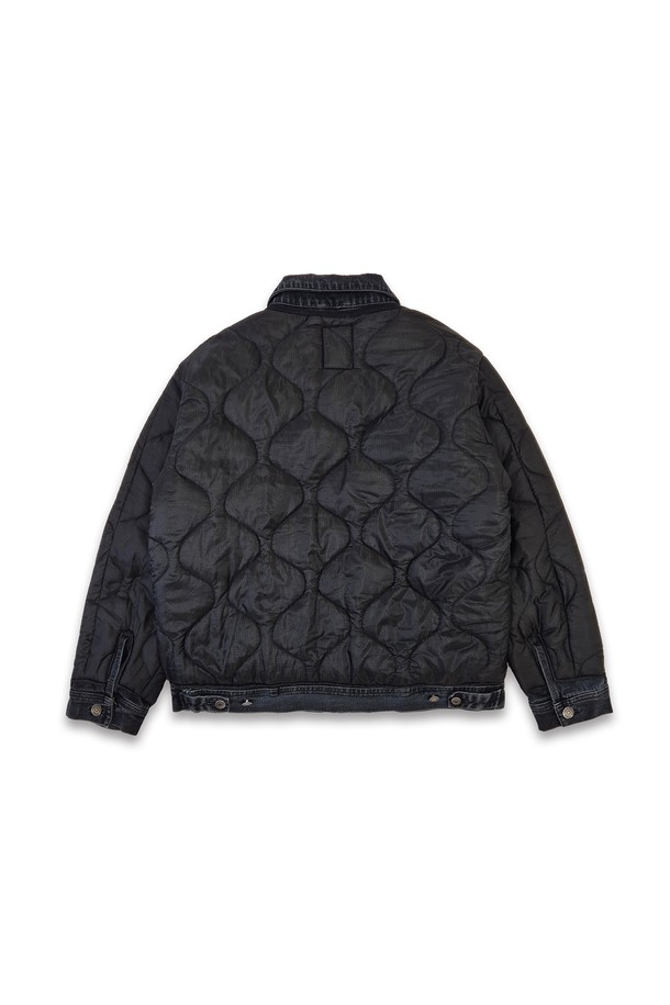 오를레앙 리워크 퀄티드 블랙 데님 재킷은 빈티지 스타일을 연출하는 크롭 기장의 데님 재킷입니다. 피그먼트 블랙 염색으로 시크한 분위기를 더하며, 봄, 가을에 어울리는 활용도 높은 아이템입니다. 슬리브 버튼으로 손목 둘레를 조절할 수 있으며, 전면 스냅 포켓으로 실용성을 높였습니다. 데이트룩, 모임룩, 캐주얼 및 미니멀 스타일 모두 소화 가능한 매력적인 데님 재킷입니다.
