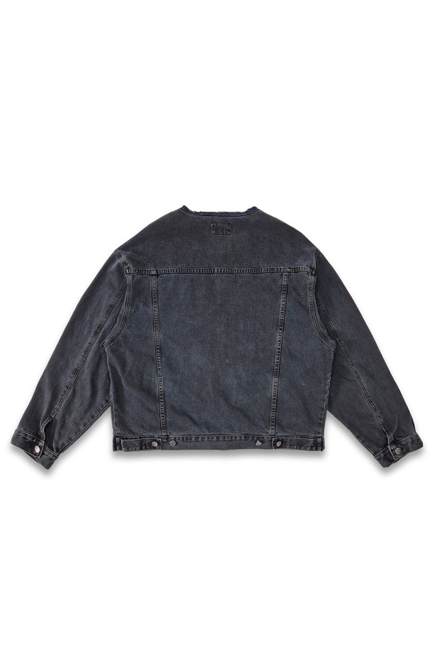 Orleans re work (올리언스 리 워크) 블랙 데님 재킷은 남녀 모두 착용 가능한 캐주얼 스타일의 데님 재킷입니다. 봄, 가을 시즌에 적합하며, 중간 두께감의 블랙 데님 소재로 제작되었습니다. 레귤러핏으로 편안하게 착용 가능하며, 투웨이 지퍼와 싱글 버튼으로 여밈 방식을 선택할 수 있습니다. 피그먼트 블랙 염색 기법과 절개 라인 데미지 디테일이 빈티지한 무드를 더하며, 플랩 포켓과 사이드 포켓으로 실용성을 높였습니다. 무지 디자인으로 다양한 스타일 연출에 용이합니다.
