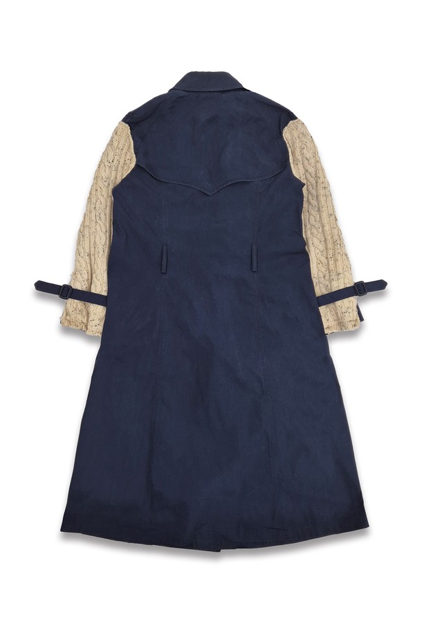 오를레앙 re work 피셔맨 아미 코트는 남성용 아우터 코트입니다. 가을, 겨울 시즌에 어울리는 롱 기장의 더블 버튼 트렌치코트로, 밀리터리 및 캐주얼 스타일을 연출합니다. 네이비와 베이지 컬러로 출시되었으며, 울과 니트 소재의 두꺼운 원단에 케이블 패턴과 피셔맨 니트 패치워크 디테일이 특징입니다. 출근룩, 클래식, 캐주얼, 미니멀 스타일을 즐겨 입는 분들에게 추천합니다.
