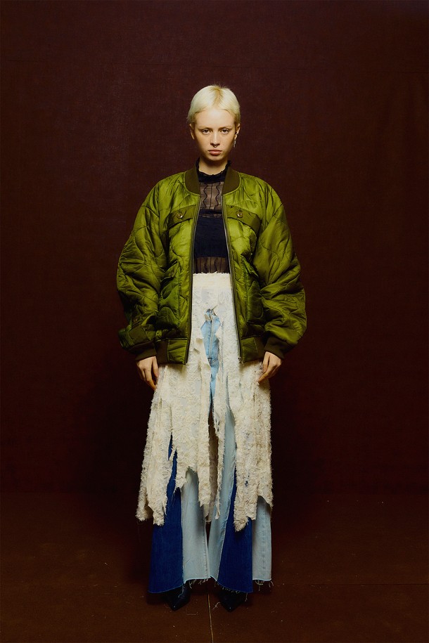 오리엔스 리 워크 퀼티드 패딩 점퍼는 가을, 겨울 시즌에 어울리는 아우터입니다. 카키와 올리브 두 가지 컬러로 출시되었으며, 밀리터리 스타일의 퀄팅 패턴이 특징입니다. 지퍼 여밈 방식과 오버핏, 투웨이 지퍼, 플랩 포켓, 사이드 버튼 디테일이 돋보입니다. 나일론 소재로 제작되어 두꺼운 두께감을 자랑하며, 캐주얼 및 미니멀 스타일 연출에 용이합니다. 긴 소매와 크롭 기장으로 트렌디한 핏을 선사합니다.
