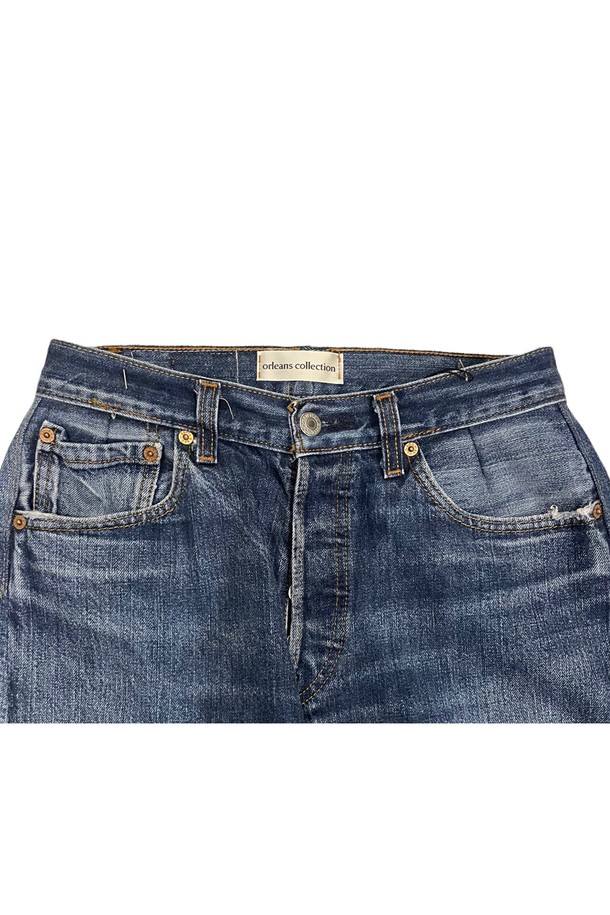 빈티지 리바이스 501을 리메이크하여 제작된 orleans re work levis woman jean입니다. 양 측면 슬릿 디테일과 로우 엣지 컷으로 포인트를 더했으며, 루즈핏의 슬라우치 핏으로 편안한 착용감을 선사합니다. 사계절 내내 활용 가능한 데님 팬츠로, Made in USA 제품입니다.
