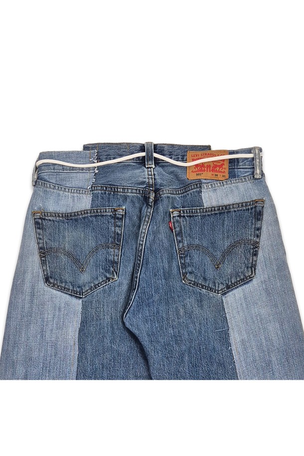 'orleans re work levis wide straight pant'는 데님과 면 혼방 소재의 유니섹스 와이드 스트레이트 핏 팬츠입니다. 블루 컬러에 패치워크 패턴과 빈티지 워싱을 더해 캐주얼하면서도 스트릿한 무드를 연출합니다. 리워크 디자인, 슈스트링 벨트, 러프한 헴라인, 비대칭 허리와 밑단 디테일이 특징이며, 사계절 내내 착용 가능한 긴 기장의 루즈핏 데님 팬츠입니다.
