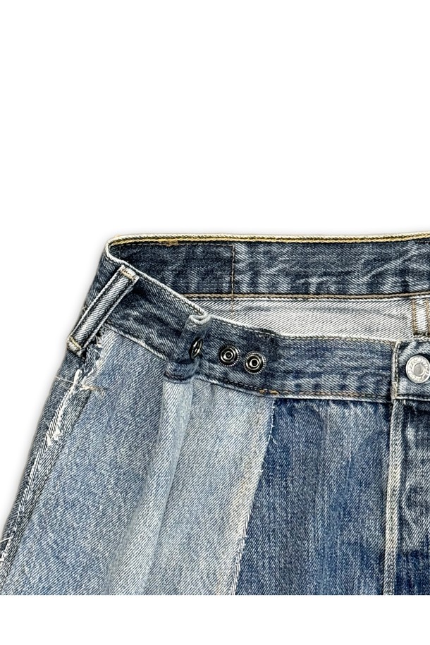 빈티지 무드의 orleans re work Baggy jeans입니다. 리바이스 501 데님을 리메이크하여 제작되었으며, 블루 컬러의 와이드 배기핏 루즈핏으로 편안한 착용감을 선사합니다. 핀턱 디테일, raw edge 컷, 원 플리츠 디테일이 더해져 캐주얼하면서도 개성 있는 스타일을 연출하며, 사계절 내내 데일리룩으로 활용하기 좋습니다.
