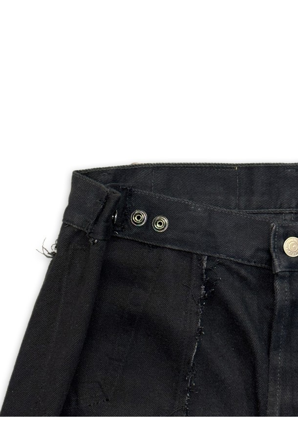 빈티지 리바이스 501을 리메이크하여 제작된 orleans re work Baggy jeans 입니다. 핀턱, 원 플리츠 디테일과 raw edge 컷팅으로 포인트를 더했으며, 루즈핏의 와이드한 배기핏으로 편안하면서도 스타일리시한 연출이 가능합니다. 데님과 면 혼방 소재의 블랙 컬러로 사계절 내내 캐주얼하게 즐겨 입을 수 있습니다.
