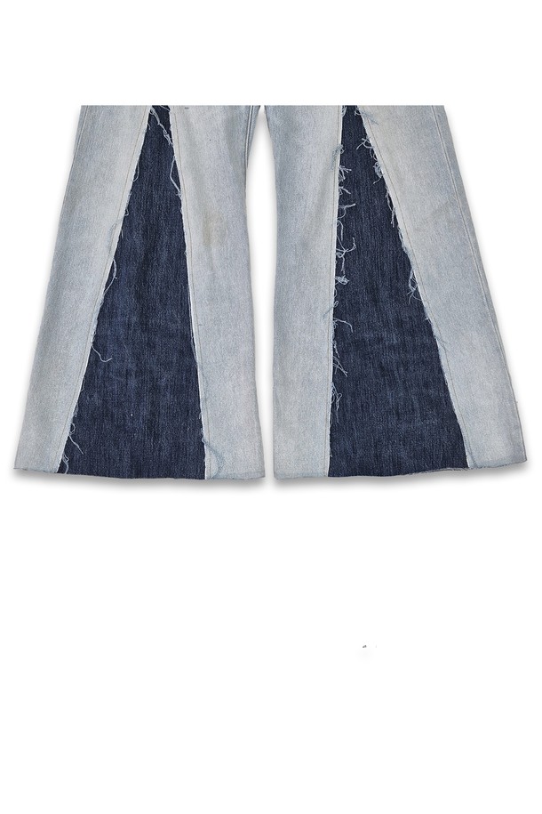 빈티지 리바이스 501을 리메이크하여 제작된 orleans re work levis 부츠컷 청바지입니다. 라이트 블루와 네이비 두 가지 컬러로, 봄, 여름, 가을 계절에 캐주얼하고 빈티지한 스타일을 연출하기 좋습니다. 루즈핏 부츠컷 디자인에 절개 라인의 러프한 컷 오프 마감으로 포인트를 주었으며, 미국에서 제작되었습니다.
