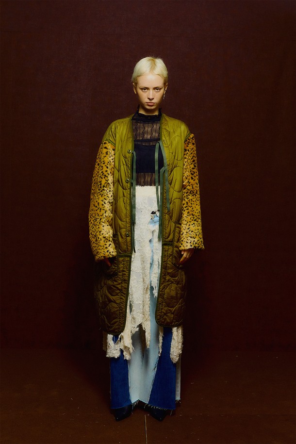 오리앙스 리워크 퀼티드 레오파드 롱 재킷은 밀리터리 스타일과 캐주얼 무드를 동시에 느낄 수 있는 유니섹스 아우터입니다. 두꺼운 두께감으로 가을, 겨울 시즌에 따뜻하게 착용 가능하며, 카키와 레오파드 두 가지 컬러로 출시되었습니다. 롱 기장의 레귤러핏으로 제작되었으며, 버튼과 스트랩 여밈 방식을 갖추고 있습니다. M-65 라이너 코트 타입에 패치 포켓과 리워크 디자인을 더해 독특한 매력을 더했습니다. 나일론 소재의 긴 소매 퀼팅 자켓으로 캐주얼, 클래식 스타일 연출에 용이합니다.
