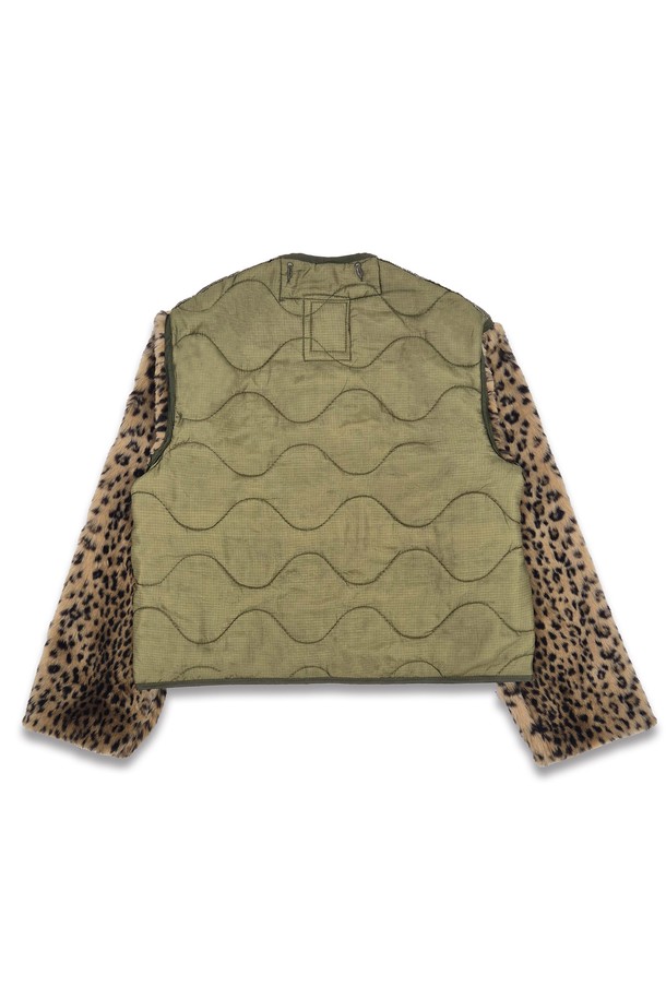 올리언스 리워크 여성 퀼티드 레오파드 재킷은 카키와 레오파드 무늬가 돋보이는 아우터입니다. 가을과 겨울에 어울리는 두꺼운 두께감으로 보온성을 높였으며, 캐주얼 및 스트릿 스타일을 연출하기 좋습니다. 크롭 기장에 버튼과 스트랩으로 여밈 방식을 더하고, 레귤러핏으로 편안하게 착용할 수 있습니다. 나일론 소재와 리워크 디자인, 패치 포켓 디테일이 특징인 라이너 재킷입니다. 긴 소매 기장으로 활동성을 더했습니다.
