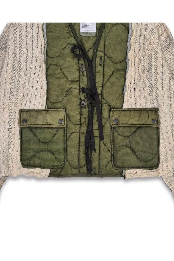 오를레앙 리 워크 퀼티드 재킷, 카키 컬러입니다. 가을과 겨울에 어울리는 두꺼운 두께감의 퀼팅 자켓으로, 캐주얼, 미니멀, 클래식 스타일을 연출하기 좋습니다. 면과 나일론 혼방 소재로 제작되었으며, 레귤러 핏과 긴 소매 기장으로 편안한 착용감을 선사합니다. 플랩 포켓 2개와 스냅 여밈 방식이 특징이며, 퀼팅 디자인으로 포인트를 더했습니다. 일상에서 활용하기 좋은 실용적인 아이템입니다.
