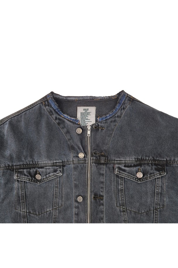 Orleans re work (올리언스 리 워크) 블랙 데님 재킷은 남녀 모두 착용 가능한 캐주얼 스타일의 데님 재킷입니다. 봄, 가을 시즌에 적합하며, 중간 두께감의 블랙 데님 소재로 제작되었습니다. 레귤러핏으로 편안하게 착용 가능하며, 투웨이 지퍼와 싱글 버튼으로 여밈 방식을 선택할 수 있습니다. 피그먼트 블랙 염색 기법과 절개 라인 데미지 디테일이 빈티지한 무드를 더하며, 플랩 포켓과 사이드 포켓으로 실용성을 높였습니다. 무지 디자인으로 다양한 스타일 연출에 용이합니다.
