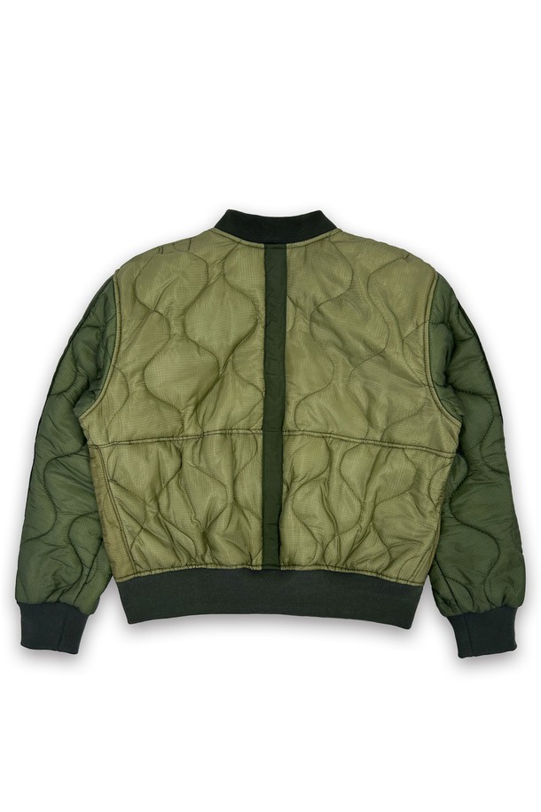 오리엔스 리 워크 퀼티드 패딩 점퍼는 가을, 겨울 시즌에 어울리는 아우터입니다. 카키와 올리브 두 가지 컬러로 출시되었으며, 밀리터리 스타일의 퀄팅 패턴이 특징입니다. 지퍼 여밈 방식과 오버핏, 투웨이 지퍼, 플랩 포켓, 사이드 버튼 디테일이 돋보입니다. 나일론 소재로 제작되어 두꺼운 두께감을 자랑하며, 캐주얼 및 미니멀 스타일 연출에 용이합니다. 긴 소매와 크롭 기장으로 트렌디한 핏을 선사합니다.

