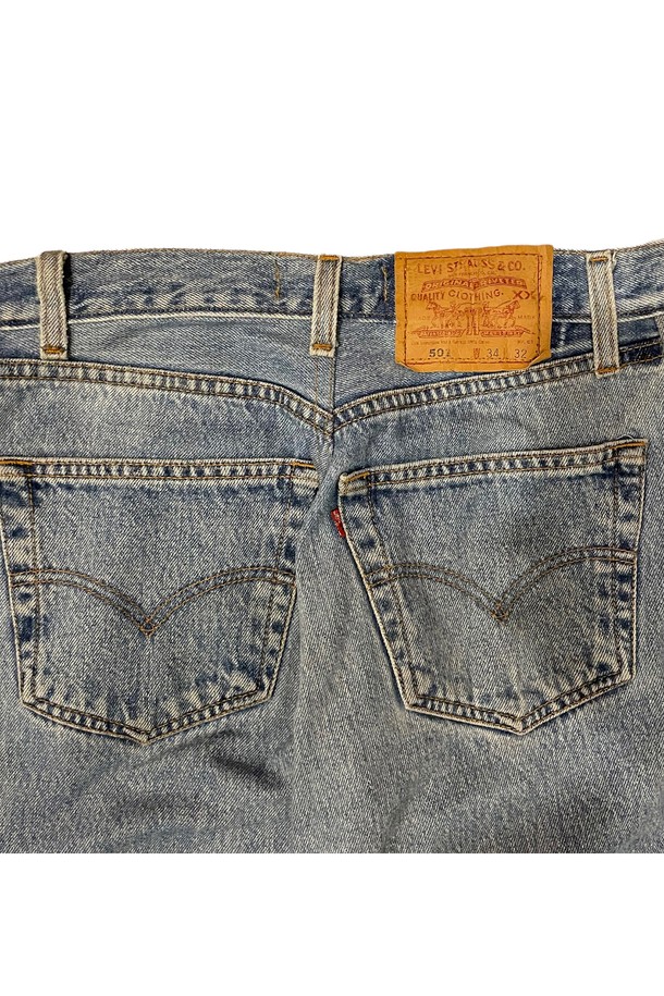 오를레앙 리 워크 리바이스 여성 데님 팬츠는 빈티지 리바이스 501을 리메이크하여 탄생한 슬라우치핏 롱 기장의 블루 데님 팬츠입니다. 양 측면 슬릿 디테일과 로우 엣지 컷으로 포인트를 더했으며, 면과 데님 혼방 소재로 봄, 여름, 가을 데일리룩에 캐주얼하고 빈티지한 무드를 더해줍니다. Made in USA 제품으로, 루즈핏 디자인과 패치워크 무늬가 돋보이는 유니크한 스타일을 연출합니다.
